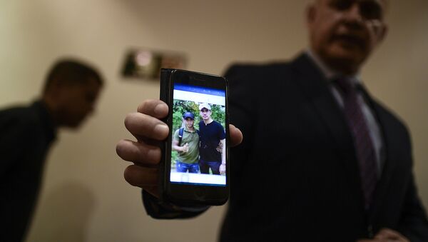 El Fiscal General de Venezuela, Tarek William Saab, muestra una foto del autoproclamado presidente, Juan Guaidó, con un miembro de Los Rastrojos - Sputnik Mundo