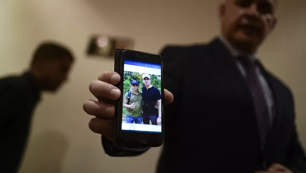 El Fiscal General de Venezuela, Tarek William Saab, muestra una foto del autoproclamado presidente, Juan Guaidó, con un miembro de Los Rastrojos - Sputnik Mundo