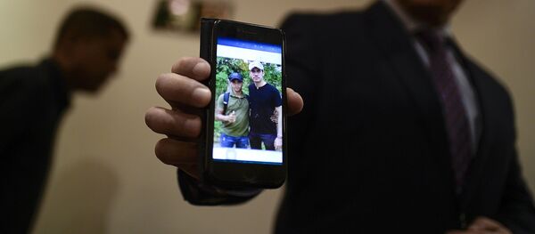 El Fiscal General de Venezuela, Tarek William Saab, muestra una foto del autoproclamado presidente, Juan Guaidó, con un miembro de Los Rastrojos - Sputnik Mundo