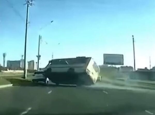 A milímetros de la catástrofe: un milagro salva a dos autos de un accidente - Sputnik Mundo