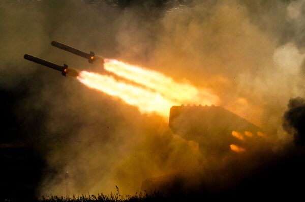  El sistema lanzallamas pesado TOS lanza una salva de proyectiles termobáricos durante la exposición dinámica en la exposición &#x27;Ejército de Rusia – mañana&#x27; en el marco del IV Foro Técnico-Militar Internacional Army en Kubinka. - Sputnik Mundo