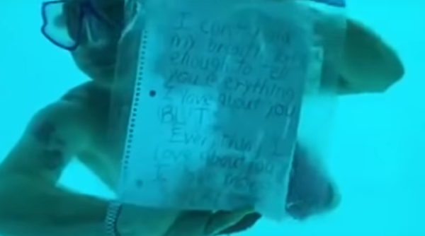 Un estadounidense decide hacer una curiosa propuesta de matrimonio y se ahoga en el intento  - Sputnik Mundo