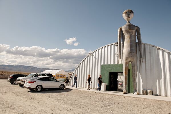 ¡Adelante, como Naruto! Así miles de personas intentaron asaltar el Área 51
 - Sputnik Mundo