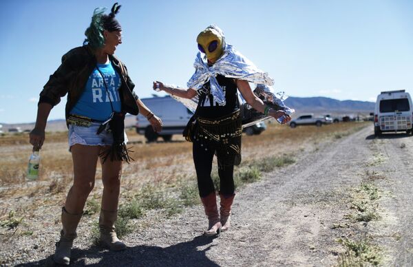 ¡Adelante, como Naruto! Así miles de personas intentaron asaltar el Área 51
 - Sputnik Mundo