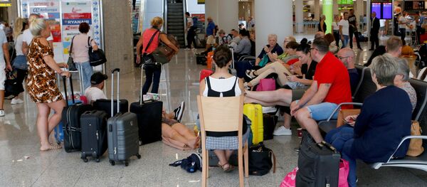 Turistas varados en el aeropuerto de Mallorca por la quiebra de Thomas Cook - Sputnik Mundo