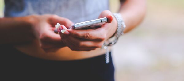 Un celular en las manos de una mujer, referencial Un celular en las manos de una mujer, referencial - Sputnik Mundo