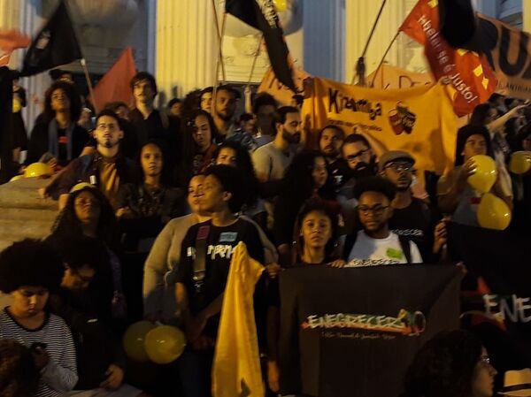 Cientos de personas protestan en Río contra el asesinato de una niña a manos de la policía - Sputnik Mundo