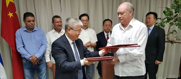 El vicepresidente de la Agencia de Cooperación Internacional para el Desarrollo de China, Zhou Liujun, y el ministro cubano del Comercio Exterior y la Inversión Extranjera, Rodrigo Malmierca Díaz - Sputnik Mundo