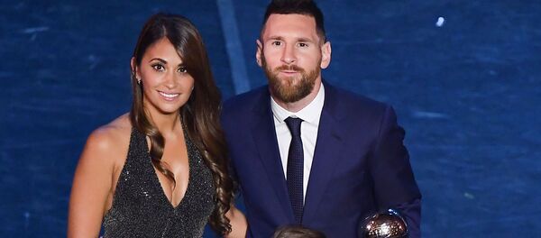 Футболист Лионель Месси с женой и детьми на церемонии вручения наград ФИФА в Италии - Sputnik Mundo