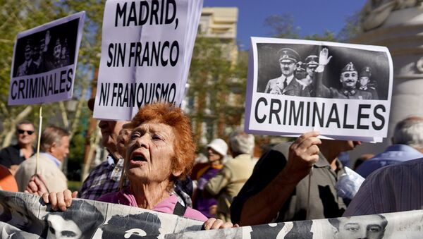 Protestas tras la decisión del Gobierno de España de exhumar los restos de Francisco Franco Protestas tras la decisión del Gobierno de España de exhumar los restos de Francisco Franco - Sputnik Mundo