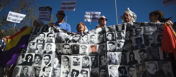 Así celebraron la autorización para exhumar a Franco en España  - Sputnik Mundo
