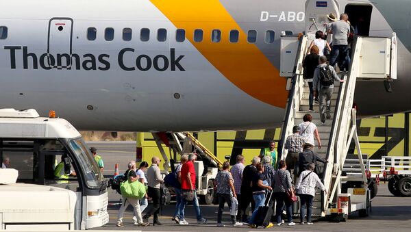 Pasajeros suben al avión de Thomas Cook - Sputnik Mundo