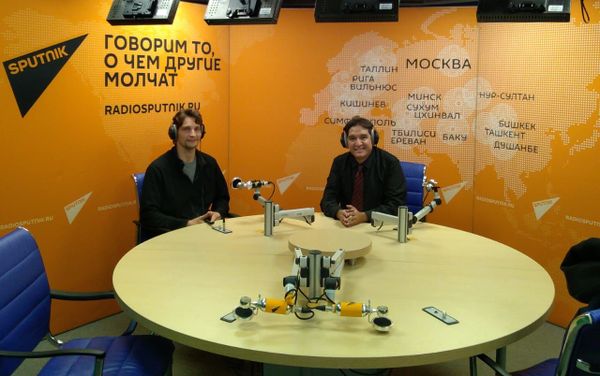 Francisco González (d) en los estudios de Radio Sputnik - Sputnik Mundo