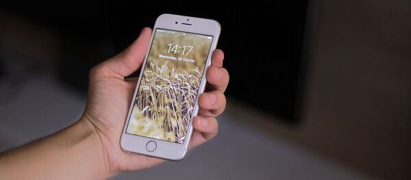 Un teléfono inteligente bloqueado (imagen referencial) Un teléfono inteligente bloqueado (imagen referencial) - Sputnik Mundo