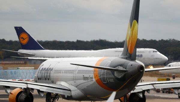 Un avión con el logo de Thomas Cook - Sputnik Mundo