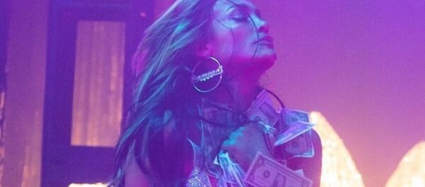 Jennifer Lopez interpreta la stripper Ramona en la película 'Estafadoras de Wall Street' - Sputnik Mundo
