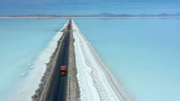 Paisajes cósmicos: así es la explotación de litio en el desierto de sal de Uyuni

 - Sputnik Mundo