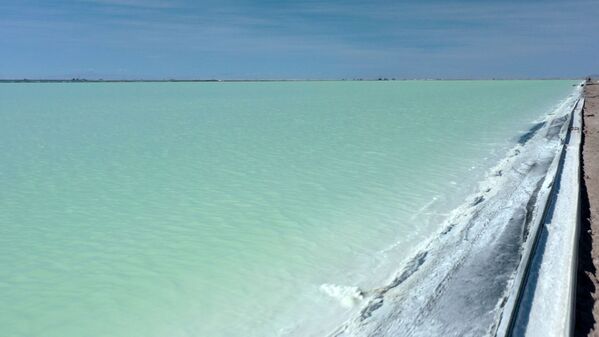 Paisajes cósmicos: así es la explotación de litio en el desierto de sal de Uyuni - Sputnik Mundo