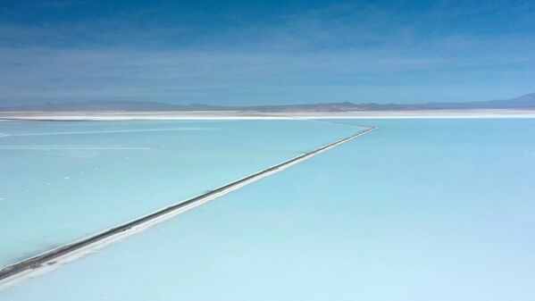 Paisajes cósmicos: así es la explotación de litio en el desierto de sal de Uyuni

 - Sputnik Mundo