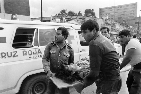 Los verdaderos héroes durante el sismo de México de 1985 - Sputnik Mundo