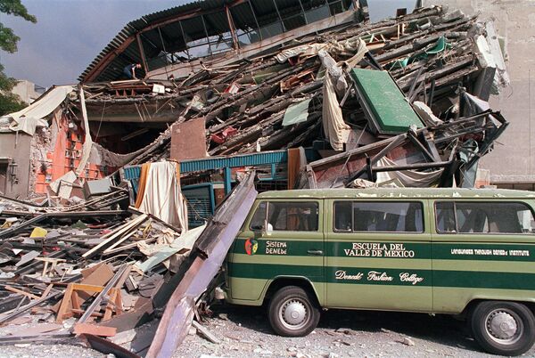 Los verdaderos héroes durante el sismo de México de 1985 - Sputnik Mundo
