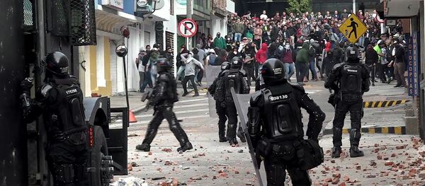 La Polícia y los estudiantes se enfrentan en protestas en Colombia - Sputnik Mundo