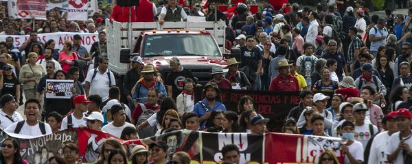 Asistentes a la manifestación en ciudad de México por los cinco años de la desaparición forzada de los 43 estudiantes de la normal rural de Ayotzinapa en el anti-monumento que recuerdo este crimen. Asistentes a la manifestación en ciudad de México por los cinco años de la desaparición forzada de los 43 estudiantes de la normal rural de Ayotzinapa en el anti-monumento que recuerdo este crimen. - Sputnik Mundo