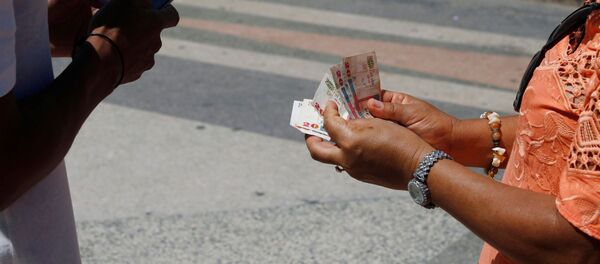 Unos cubanos con el dinero (imagen referencial) - Sputnik Mundo