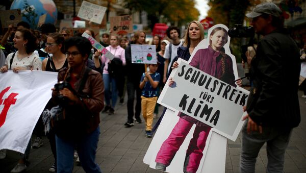 Un cartel de Greta Thunberg, la activista sueca - Sputnik Mundo