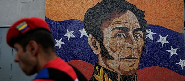 Retrato de Simón Bolívar en la bandera de Venezuela - Sputnik Mundo
