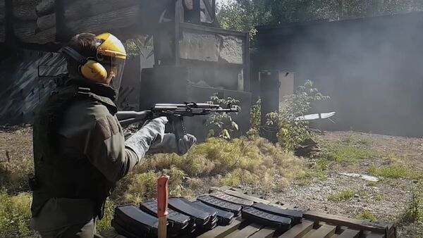 ¿Cuántos disparos hacen falta para fundir un fusil Kalashnikov? - Sputnik Mundo