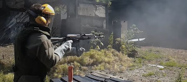 ¿Cuántos disparos hacen falta para fundir un fusil Kalashnikov? - Sputnik Mundo