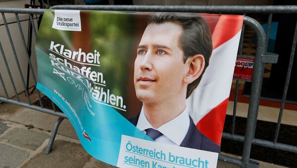 Cartel electroral con la imagen del excanciller autriaco Sebastian Kurz - Sputnik Mundo