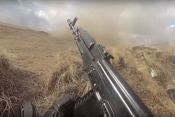 Helicópteros y lanzallamas: un combate visto con los ojos de un soldado (vídeo)  - Sputnik Mundo