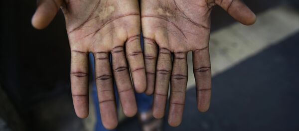 Las manos de un migrante - Sputnik Mundo