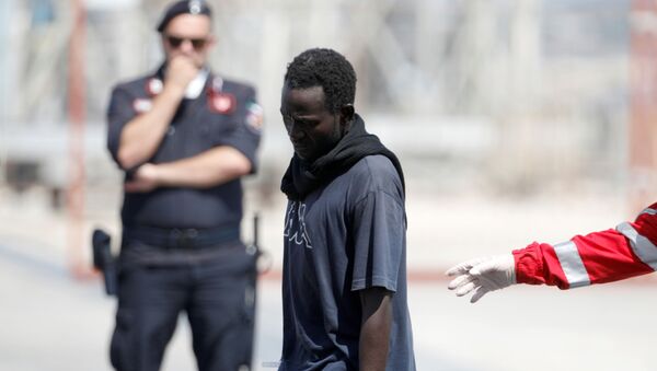 Un migrante en Italia Un migrante en Italia - Sputnik Mundo