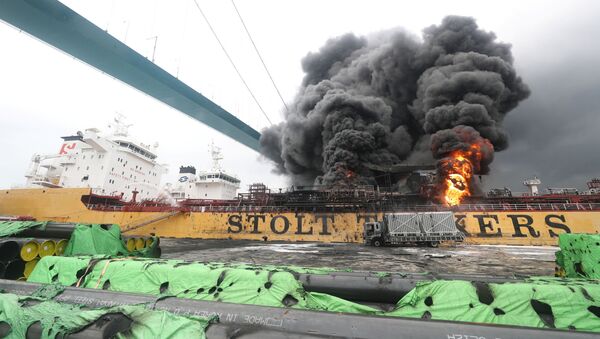 El incendio en el petrolero Stolt Groenland El incendio en el petrolero Stolt Groenland - Sputnik Mundo
