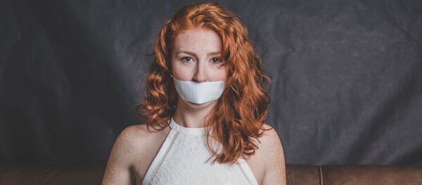 Una joven con una cinta en la boca - Sputnik Mundo