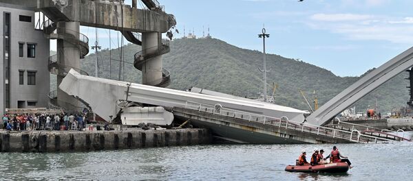 Los rescatistas tras el desplome del puente en Taiwán - Sputnik Mundo