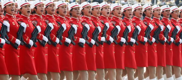 Солдаты армии Китая на военном параде в честь 70-летия образования КНР в Пекине - Sputnik Mundo