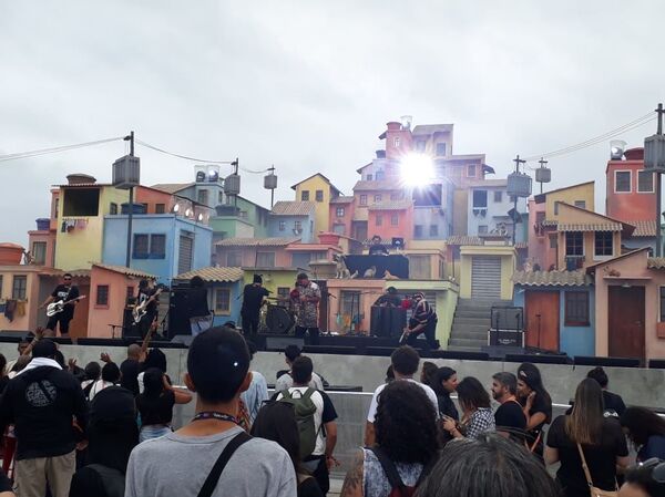 Una favela de cartón piedra desata aplausos y controversia en el Rock in Río - Sputnik Mundo