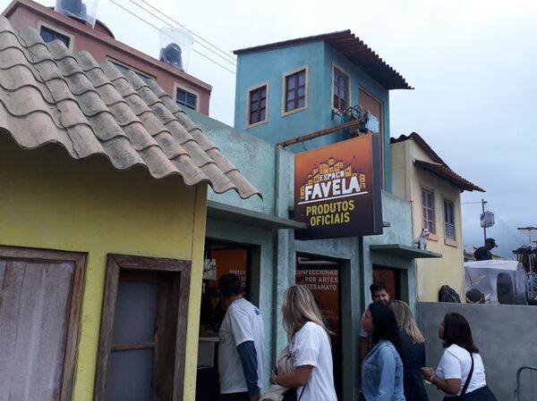 Una favela de cartón piedra desata aplausos y controversia en el Rock in Río - Sputnik Mundo