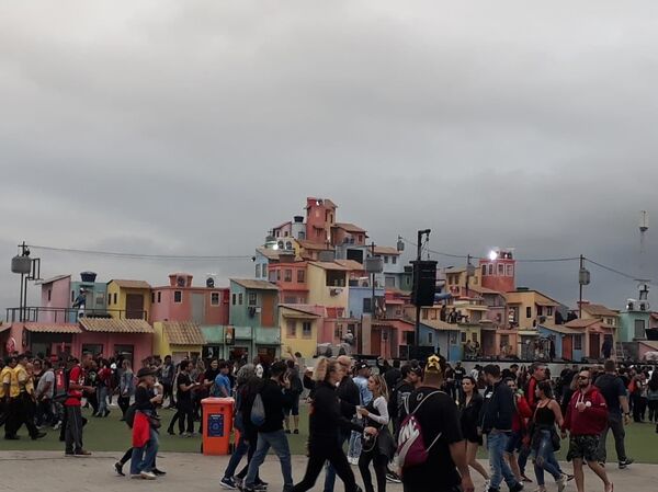 Una favela de cartón piedra desata aplausos y controversia en el Rock in Río - Sputnik Mundo