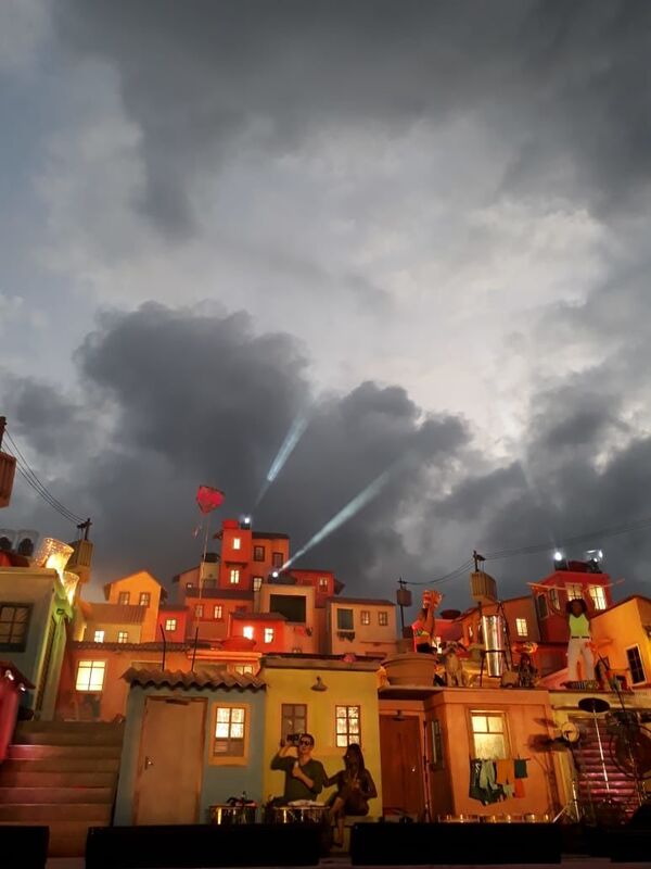 Una favela de cartón piedra desata aplausos y controversia en el Rock in Río - Sputnik Mundo