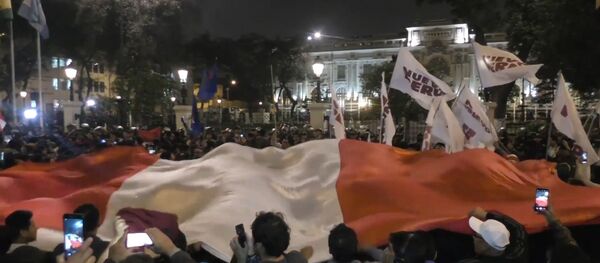 Los peruanos se echan a las calles en apoyo al presidente Vizcarra - Sputnik Mundo