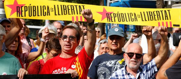 Los partidarios de la independencia de Cataluña participan en una protesta - Sputnik Mundo