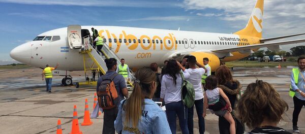 Avión de Flybondi se prepara para despegar en el Aeropuerto de El Palomar Avión de Flybondi se prepara para despegar en el Aeropuerto de El Palomar - Sputnik Mundo