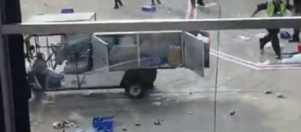 Un carrito de transporte se revela contra el aeropuerto de Chicago - Sputnik Mundo