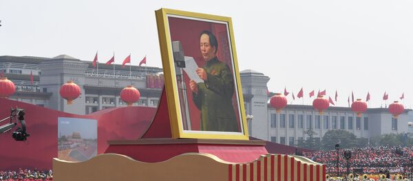 El retrato de Mao Zedong en la Plaza Tiananmen, en el 70 aniversario de la República Popular China El retrato de Mao Zedong en la Plaza Tiananmen, en el 70 aniversario de la República Popular China - Sputnik Mundo