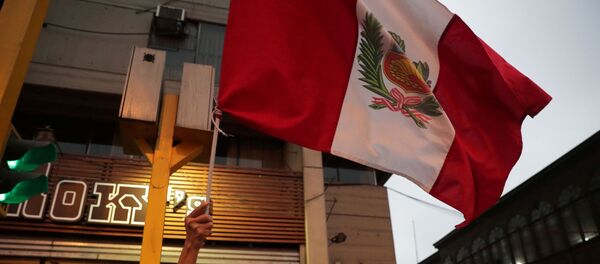 Un hombre con la bandera de Perú - Sputnik Mundo